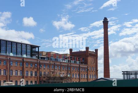 Slough, Berkshire : le Horlick's Quarter (anciennement une usine) est dans ses dernières étapes de développement. Bâtiment principal en cours de rénovation en appartements. Banque D'Images