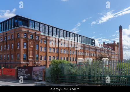 Slough, Berkshire : le Horlick's Quarter (anciennement une usine) est dans ses dernières étapes de développement. Bâtiment principal en cours de rénovation en appartements. Banque D'Images