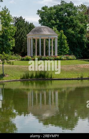 Strasbourg, France - 06 26 2023 : Parc de l'Orangerie : vue du Temple de l'Amour se reflétant dans le lac Banque D'Images