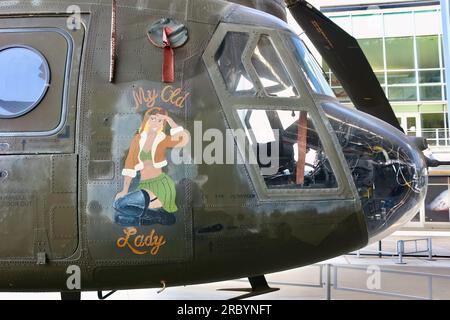 Art de nez sur un hélicoptère Boeing CH-47D Chinook 'My Old Lady' mis hors service après 54 ans de service Musée de vol Seattle Washington State USA Banque D'Images