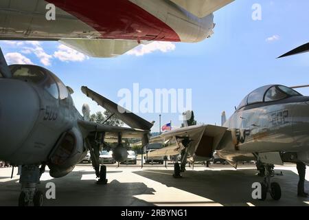 Grumman EA-6B Prowler avion de guerre électronique Grumman F-14a Tomcat chasseur à réaction basé sur un porte-avions The Museum of Flight Seattle Washington USA Banque D'Images