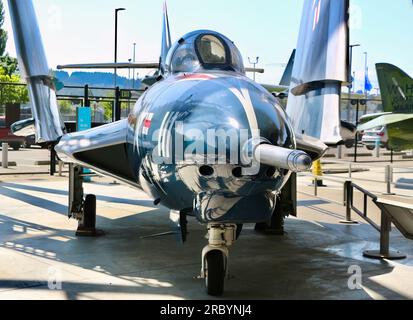 Avion de chasse Grumman F9F-8 (F-9J) Cougar de l'US Navy avec ailes repliées pour l'opération de porte-avions Seattle Washington State USA Banque D'Images