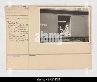 Description de l'image : cette photographie, étiquetée 111-SC-852, montre les moulins à farine de Pillsbury à Minneapolis, au Minnesota, pendant la première Guerre mondiale. L'image montre les travailleurs qui chargent des voitures avec de la farine. À la demande du gouvernement, l'usine a réduit de près de 80 % le nombre de voitures utilisées. La photographie a été reçue à des fins de documentation et est datée du 19 décembre 1917. Banque D'Images