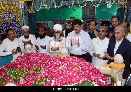 Le ministre en chef du Sindh, Syed Murad Ali Shah, a déposé une couronne florale et offre Fateha au sanctuaire de Hazrat Abdullah Shah Ghazi (RA) à l'occasion des célébrations annuelles d'Urs lors de sa visite à son sanctuaire à Karachi le mardi 11 juillet 2023. Banque D'Images