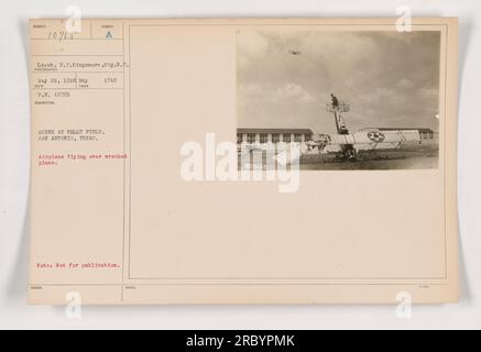 Une photographie prise le 28 mai 1918 à Kelly Field à San Antonio, Texas. L'image montre un avion volant au-dessus d'un avion naufragé. Le photographe est Lieut. H.P. KINGSMORE, 81st Resident Co. La photographie a été reçue et prise dans l'après-midi du 1918 mai. L'image a été publiée avec une note indiquant qu'elle n'est pas destinée à la publication. Banque D'Images