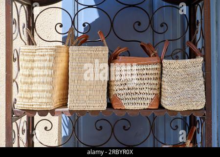 Sacs de paille traditionnels en vente à Nice, France Banque D'Images