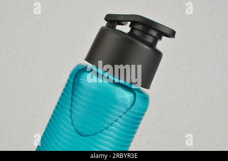 La bouteille d'eau bleue rafraîchissante en gros plan, symbole d'hydratation et de vitalité. Idéal pour les athlètes à la recherche des meilleures performances. Banque D'Images
