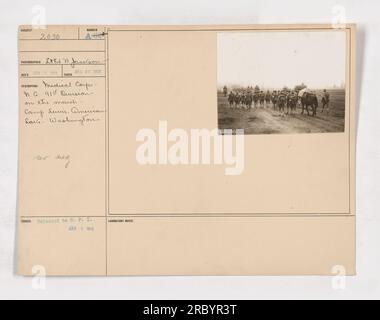 Les hommes de l'armée nationale au camp Lewis à American Lake, dans l'État de Washington, pratiquent l'artillerie. La photographie a été prise le 27 décembre 1917 par le photographe LED M. Jackson. L'image montre des soldats du corps médical de la 91e division marchant. La négative n'a pas été émise et elle a été communiquée à C.P.I le 7 janvier 1918. Banque D'Images