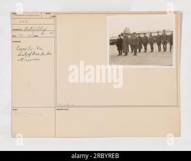 Secrétaire à la Guerre Newton D. Baker lors d'une revue à Camp Lee, Virginie pendant la première Guerre mondiale. La photographie montre M. Baker avec 10 hommes en uniforme, ainsi que d'autres hommes et des bâtiments militaires construits à la hâte en arrière-plan. L'image est le numéro 1156 de la série de photographies documentant les activités militaires américaines pendant la guerre. Banque D'Images