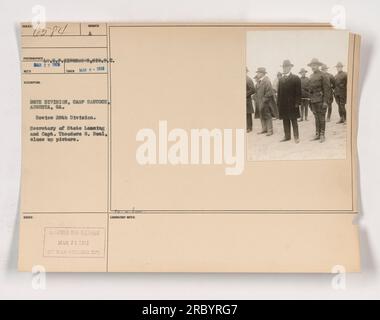 Légende : le secrétaire d'État Lassing et le capitaine Theodore G. Boal examinent la 28e division au camp Hancock, Augusta, GA, le 9 mars 1918 pendant la première Guerre mondiale. Cette photo a été censurée et publiée le 21 mars 1913 par la Division War College. Banque D'Images