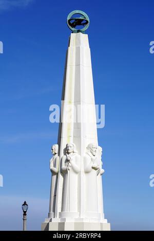 Astronomes Monument devant l'observatoire Griffith, Griffith Park, Los Angeles, USA, Amérique du Nord Banque D'Images