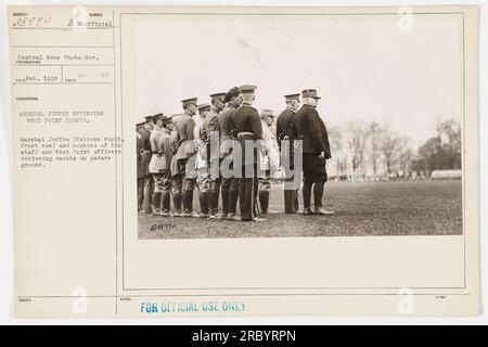 Le maréchal Joffre (avant à droite) et son état-major se joignent aux officiers de West point pour examiner les cadets sur le terrain de parade. Cette photographie, prise en mai 1917, illustre un moment significatif de la première Guerre mondiale. Remarque : cette photographie est réservée à un usage officiel. Banque D'Images