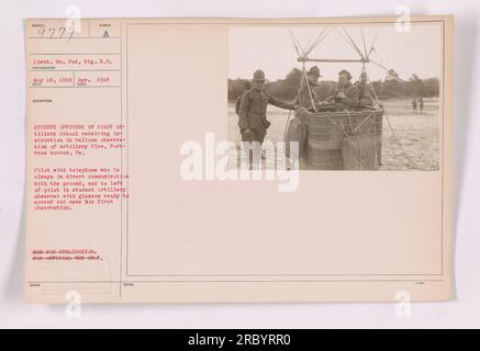 Élèves officiers de la Coast Artillery School recevant une instruction dans l'observation par ballon des tirs d'artillerie à Fortress Monroe, en Virginie Un pilote muni d'un téléphone reste en communication directe avec le sol, tandis qu'un étudiant observateur d'artillerie muni de lunettes se prépare à monter pour sa première observation. Cette image est marquée comme ne devant pas être publiée et est pour usage officiel seulement. Banque D'Images