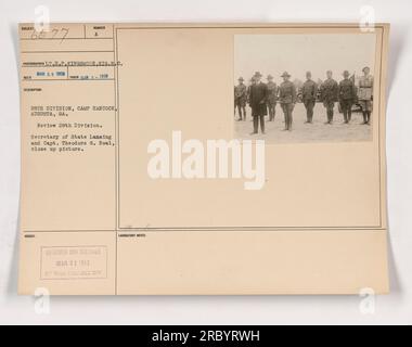 Le secrétaire d'État Lansing et le capitaine Theodore G. Boal assistent à un examen de la 28e division au camp Hancock à Augusta, GA en mars 1918. Cette photo a été prise par le lieutenant H.P. KINGSMORE, 6567e Régiment de transmissions. Date de réception et description enregistrée : 20 mars 1918. Censuré et publié par le War College Division Laboratory le 21 mars 1913. Numéro A émis par le gouvernement, pris en août 1918. (Notes : 9965hh) Banque D'Images