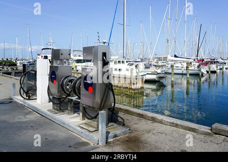 Station de remplissage de carburant pour les navires et les bateaux dans la marina avec des options de remplissage de diesel et d'essence Banque D'Images