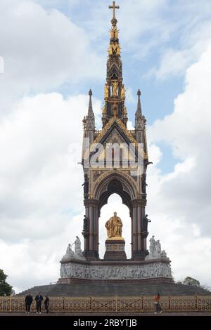 Londres, Royaume-Uni - 5 mai 2023 : Albert Memorial - Un magnifique mémorial à Prince Albert dans les jardins de Kensington. Banque D'Images