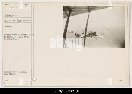 Un groupe d'avions vu en vol lors d'un entraînement de bombardement à Ellington Field, Houston, Texas. La photographie a été prise le 18 octobre 1918 par un photographe de signal corps (numéro 27856) et a été émise par Reco Sumber. Il a été approuvé par le censeur du M.I.D. le 13 décembre 1918. Banque D'Images