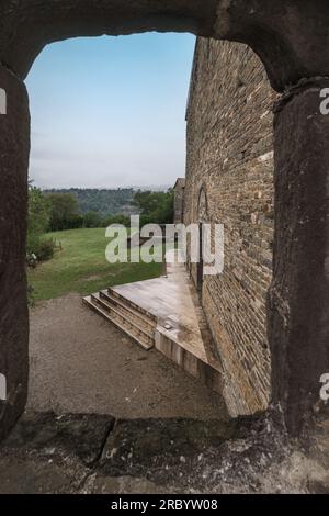 Entrée de l'église du monastère de Sant Pere de Casserres. Espagne. Banque D'Images