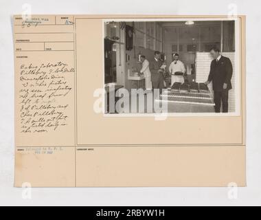 En décembre 1917, les travailleurs des usines de farine de Pillsbury à Minneapolis, au Minnesota, inspectent le pain dans le laboratoire de boulangerie. J.S. Pillsbury et Char Pelleturg sont vus sur le côté droit de la photo. Le pain est testé quotidiennement dans ce laboratoire. Banque D'Images