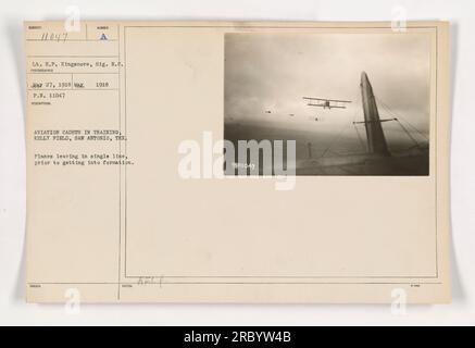 Des cadets de l'aviation en formation à Kelly Field, San Antonio, Texas, sont vus sur cette photo prise le 27 mai 1918. L'image montre les plans partant sur une seule ligne avant d'entrer en formation. Photographié par Lt. H.P. KINGSMORE du corps des signaux. Banque D'Images