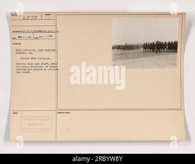 28e division, Camp Hancock, Augusta, Géorgie. Le général Muir et l'état-major de la 28e division, ainsi que le secrétaire d'État Lansing et des invités, lors d'une revue le 9 mars 1918. Photographie prise par le lieutenant H.P. KINGSMORE, corps de réserve des signaux. Censuré et libéré par la Division War College le 21 mars 1913. Banque D'Images