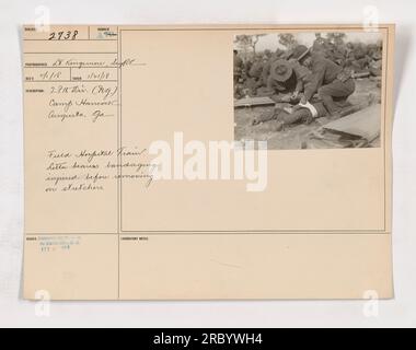 Légende : train hospitalier de campagne de la 28e division (NG) au Camp Hancock, Augusta, Géorgie. Les porteurs de litière bandaient les soldats blessés avant de les transporter sur des civières. Photographie prise par L. Kingsmore, fournie à la Division de la photographie par W.G.D. le 4 février 1918. Les notes descriptives mentionnent l'importance de fournir une aide médicale aux soldats blessés. » Banque D'Images