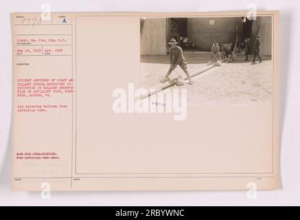 Les élèves officiers de la Coast Artillery School à Fortress Monroe, en Virginie, reçoivent une instruction sur l'observation des tirs d'artillerie par ballon. La photo, prise en avril 1918, montre du gaz entrant dans le ballon à partir du tube de gonflage. La photographie n'est pas destinée à la publication et est destinée à un usage officiel seulement. Banque D'Images