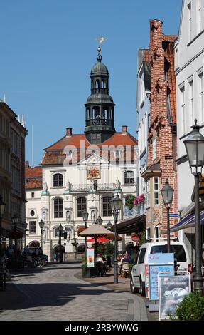 Lüneburg, Allemagne - 7 juillet 2023 Lueneburg (Lüneburg) vue sur l'ancien hôtel de ville de Lueneburg (Lüneburg) depuis la Rosenstrasse Banque D'Images