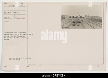 Le soldat W. H. Eels du Signals corps a pris cette photo le 14 octobre 1918. L'image montre une vue vers l'est au-dessus des ateliers de réparation de locomotives et des gares de classification E.B., qui ont servi de stockage général pour la section intermédiaire à Gievres, en France. Cette photographie a été publiée par l'A.E.F. Censurer, et la date exacte de libération est inconnue. Veuillez vous reporter à la note B21526 pour plus de détails. Banque D'Images