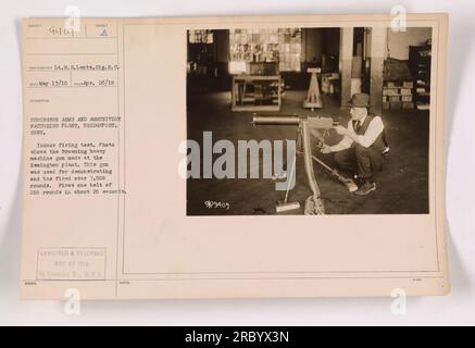 Légende : Lt. M.S. Vents du Centre régional du signal corps effectuant un essai de tir intérieur de la mitrailleuse lourde Browning à l'usine Remington Arms and Ammunition à Bridgeport, Connecticut pendant la première Guerre mondiale Cette arme, utilisée à des fins de démonstration, a tiré plus de 7 000 coups et peut tirer une ceinture de 250 coups en environ 20 secondes. (Photographie prise le 13 mai 1918, publiée le 22 mai 1918 par Historical Branch, Division des plans de guerre.)' Banque D'Images