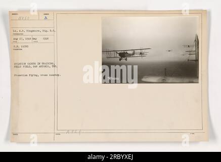 Entraînement de vol de formation effectué par des cadets de l'aviation en formation à Kelly Field, San Antonio, Texas, en mai 1918. La photographie met en évidence la technique de vol synchronisé des cadets lors d'un exercice de cross-country. Cette image a été capturée par le lieutenant H.P. KINGSMORE du signal Reserve corps. Banque D'Images