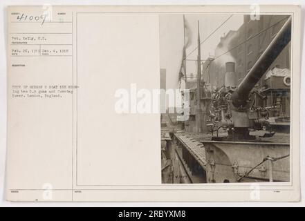 Le soldat Kelly de l'unité S.C. a pris cette photo le 26 février 1919. L'image, prise le 4 décembre 1918, représente le pont supérieur d'un U-boot allemand, connu sous le nom de U-155, présentant deux canons de 5,9 et la tour de connage. La photographie a été prise à Londres, en Angleterre. Les notes officielles suggèrent qu'il a été publié dans le cadre d'une série portant le numéro de référence 4/009.» Banque D'Images