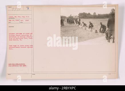 Étudiants officiers de l'école d'artillerie côtière à Fortress Monroe, Virginie, recevant une instruction sur l'observation par ballon des tirs d'artillerie. Des sacs de sable sont placés le long du tube comme mesure de précaution contre le feu. Cette photographie a été prise le 1918 avril par le lieutenant William Fox, signal Reserve corps. Banque D'Images