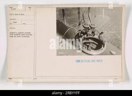 Une photographie prise en 1918 montre le cockpit d'un tireur avec des mitrailleuses Lewis montées sur un support Scarf. L'image fait partie de la collection reçue du photographe D.M.A. Les informations concernant l'emplacement ou le contexte spécifique de l'image ne sont pas fournies. Cette photographie est étiquetée '111-SC-8475 WUNDER 8 475' et marquée '34/75 POUR USAGE OFFICIEL SEULEMENT.' Banque D'Images