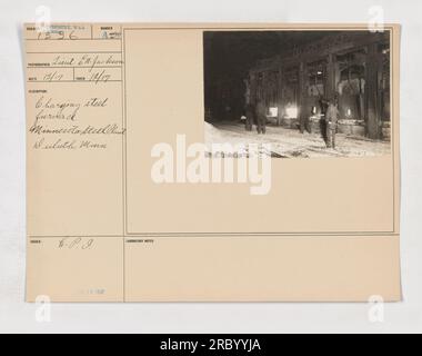 Usine sidérurgique de Minneapolis - Chargage du four en acier : cette photographie prise par le lieutenant E.A. Jackson le 17 décembre montre six louches d'acier suspendues à l'usine sidérurgique du Minnesota à Duluth, Minnesota. Les notes de laboratoire du C.P.J. indiquent une date du 27 décembre 1917. Banque D'Images