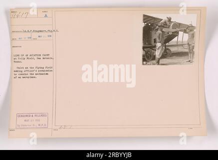 Un cadet de l'aviation à Kelly Field à San Antonio, Texas, demandant la permission à un officier d'inspecter le mécanisme de l'avion. Cette photographie, prise le 1 mai 1918, représente la vie quotidienne des cadets pendant la première Guerre mondiale Référence de l'image : 111-SC-9417. Censuré et publié le 17 mai 1918 par la branche historique de la Division des plans de guerre. Banque D'Images