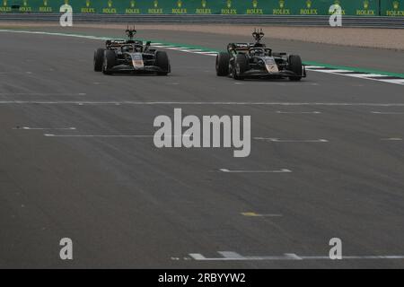 Brad Pitt a inspiré les voitures de cinéma F1 à Silverstone avant le Grand Prix de Grande-Bretagne 2023, les voitures sont en fait des voitures de Formule 2 modifiées. Banque D'Images