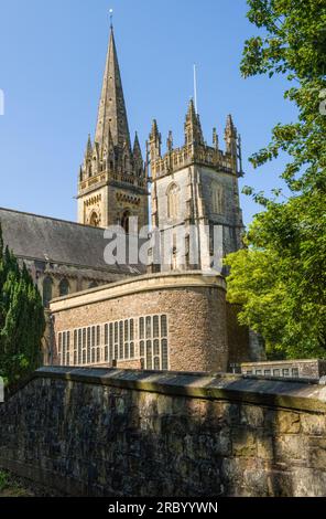 Cathédrale de Llandaff avec tour et flèche et chapelle commémorative du régiment gallois - par une journée ensoleillée et photographiée en mode portrait pour inclure tous Banque D'Images