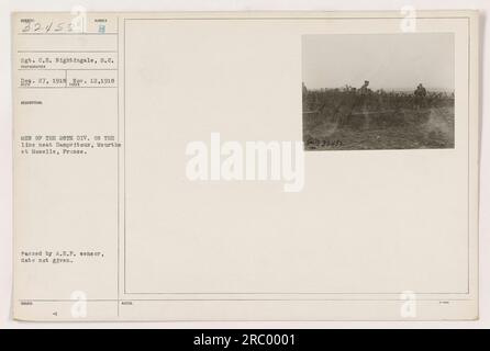 Soldats de la 28e division stationnés sur la ligne de front près de Dampvitoux, Meurthe et Moselle, France. Cette photographie a été prise par le sergent C.E. Nightingale et fait partie de la collection des activités militaires de la première Guerre mondiale par les Forces expéditionnaires américaines (A.E.F.). Banque D'Images