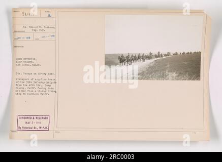 Des troupes de la 40e division au Camp Kearny, en Californie, arrivent à Del Mar après une randonnée de 10 jours en Californie du Sud. La photographie a été prise par le lieutenant Edward N. Jackson du signal corps le 2 mai 1918. Les troupes font partie de la 79e brigade d'infanterie, transportant du matériel par train. L'image a été censurée et publiée par la branche historique de la Division des plans de guerre le 3 mai 1918. Banque D'Images