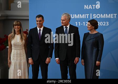 Le président espagnol Pedro Sanchez et son épouse María Begona Gomez Fernandez (à gauche) sont accueillis par le président lituanien Gitanas Nauseda et son épouse Diana Nausediene pour le dîner social du sommet de l'OTAN à Vilnius, en Lituanie. Date de la photo : mardi 11 juillet 2023. Banque D'Images