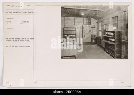 Installation de systèmes téléphoniques au Camp Custer à Battle Creek, Michigan. La photographie montre 5 piles et une carte d'alimentation. Cette photographie a été prise le 20 février 1919 par le photographe du signal corps du département central. La photographie est numérotée 943044 dans les dossiers. Banque D'Images