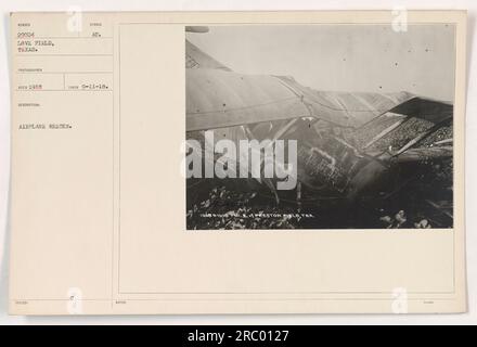 Cette photographie, prise le 11 septembre 1918 à Love Field au Texas, capture une scène d'épaves d'avions pendant la première Guerre mondiale. L'image, désignée par le symbole au et étiquetée comme numéro 29004, fait partie de la collection 'Photographs of American Military Activities'. Il est noté comme un document historique important de l'époque. Banque D'Images