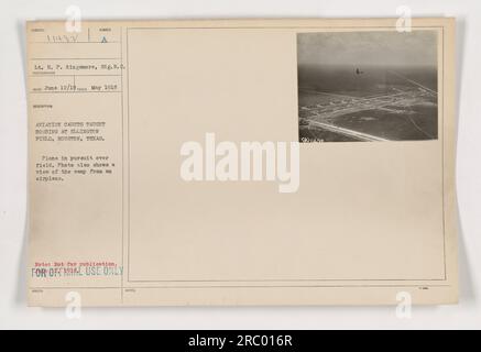 Des cadets de l'aviation à Ellington Field à Houston, Texas, apprennent les techniques de bombardement. La photographie montre un avion en poursuite au-dessus du champ, et offre également une vue unique du camp depuis un avion. L'image fait partie d'une collection prise pendant la première Guerre mondiale Banque D'Images