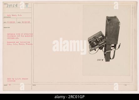 Vue intérieure d'un poste téléphonique d'opération pour un tableau de commutation monocorde. Prise le 10 octobre 1918 par le sergent Mace de la Division de la recherche et de l'inspection à Paris, France. La photographie porte le numéro de sujet 31154 et a été reçue le 18 décembre 1918. Il était détenu par l'A.E.F. Censurer jusqu'au 25 décembre 1918. Banque D'Images