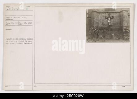 Soldats de l'armée américaine observant une tablette de sumber sur une vieille église à Cochem, en Allemagne. La tablette représente Jésus-Christ sur la croix et intéresse de nombreux Américains. Cette photographie a été prise par le sergent S. McAuley le 10 décembre 1918 et reçue le 26 février 1919. Banque D'Images