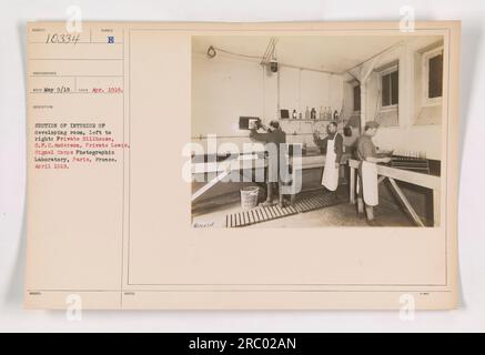 Soldat Hillhouse, C.F.C. Anderson, soldat Lewis dans la salle de développement du signal corps Photographic Laboratory à Paris, France. Cette photographie a été prise en avril 1918.' Banque D'Images