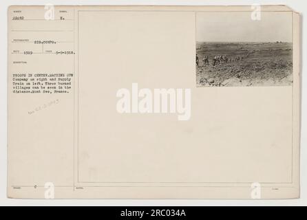 Une photographie prise par Weld en 1919, capturant les activités militaires américaines pendant la première Guerre mondiale. L'image montre les troupes du corps de signal, désigné par le symbole E émis, situé au centre. Sur la droite, une compagnie de mitrailleuses est visible, tandis qu'un train d'approvisionnement est sur la gauche. L'arrière-plan montre trois villages brûlés à Mont Seo, en France. La photo a été prise le 9 septembre 1918. Veuillez vous reporter au SC-20943 pour des remarques supplémentaires. Banque D'Images