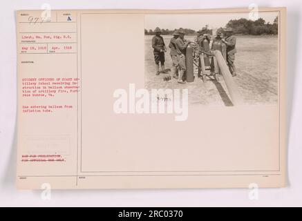 Étudiants officiers de l'école d'artillerie côtière recevant une instruction dans l'observation de ballon des tirs d'artillerie à Fortress Monroe, Virginie pendant la première Guerre mondiale La photographie montre le gaz pénétrant dans le ballon à partir du tube de gonflage. Cette image n'est pas destinée à la publication et est marquée pour un usage officiel seulement. Banque D'Images