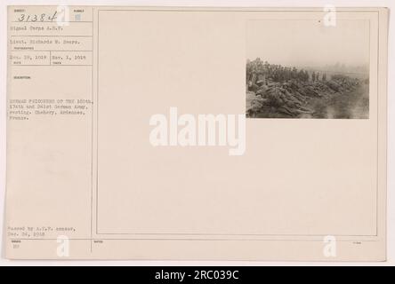 Le lieutenant Richards W. Sears du corps des transmissions supervise les prisonniers allemands des 160e, 174e et 241e armées allemandes reposant à Chehery, Ardennes, France. Cette photo, prise le 1 novembre 1918, a été approuvée par le censeur de l'A.E.P. le 24 décembre 1918. Banque D'Images